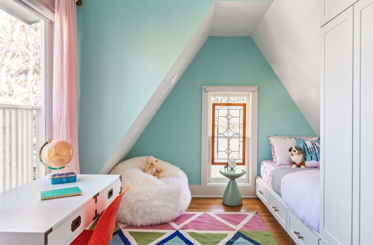 ein gemütliches Kinderzimmer mit Dachschräge mit Wandfarbe Hellblau