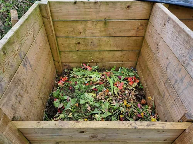 nachhaltig gärtnern und Kompost in Holz-Kiste anlegen 