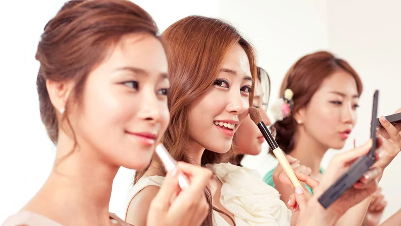 Drei Damen benutzen koreanisches Make Up