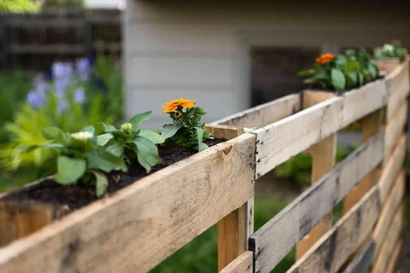 nachhaltig gärtnern und einen Palettenzaun bauen 
