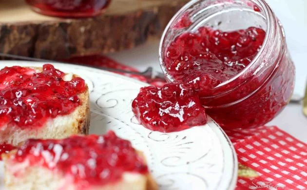 Frühstück mit roter Johannisbeermarmelade und Brot