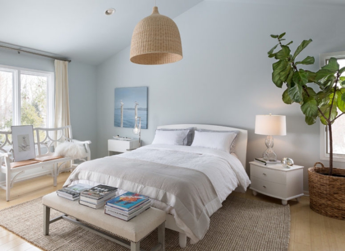 Schlafzimmer Ideen - blaue Wandfarbe, weiße Möbel und Sisalteppich