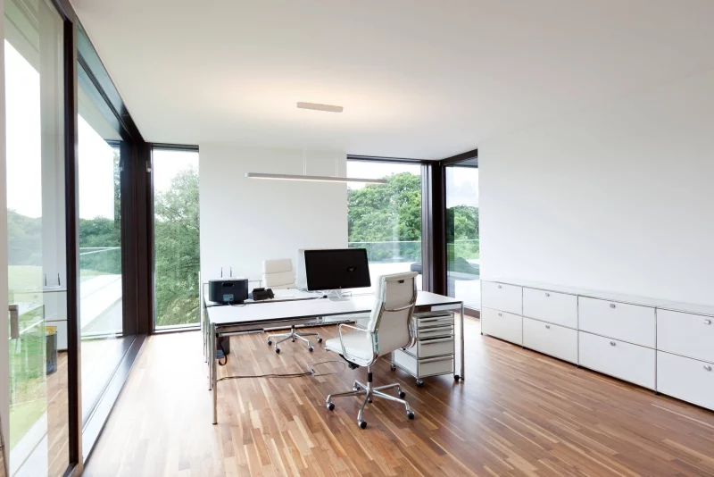 Home-Office mit Schreibtisch mit modernem Design 
