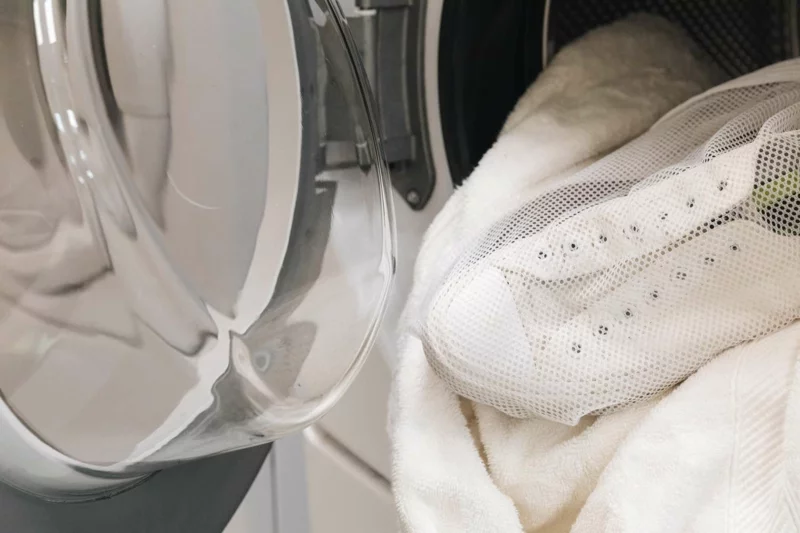 weiße Sneaker reinigen in der Waschmaschine
