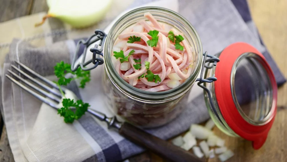 Bayerischer Wurstsalat im Glas im Kühlschrank ausbewahren 
