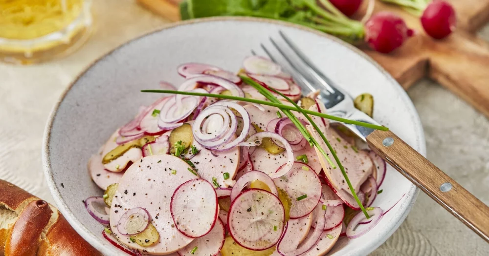 Bayerischer Wurstsalat Rezept – deftige Vorspeise aus Wurst Radieschen und Senf