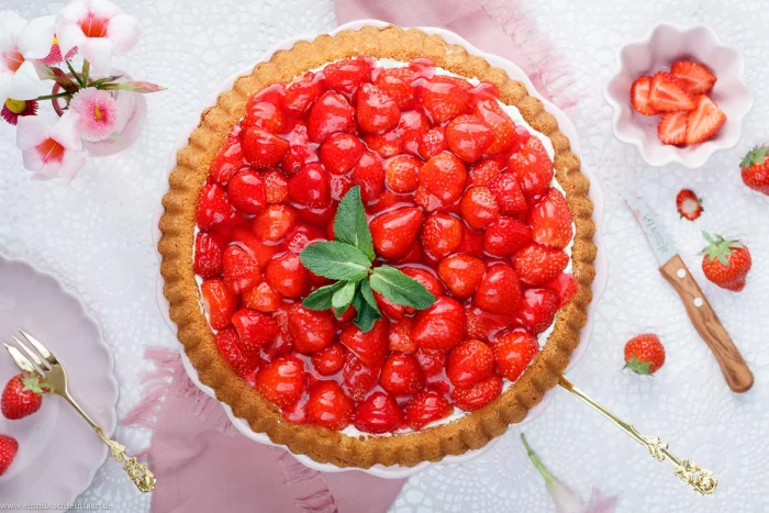 Erdbeerkuchen Rezept – frische Erdbeeren mit Tortenguss auf Kuchenboden