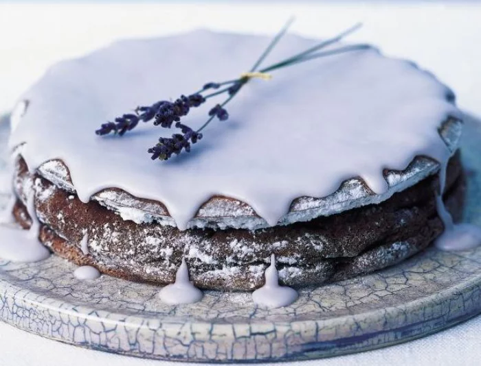 Kuchen mit lila Glasur und Lavendelblüten verziert