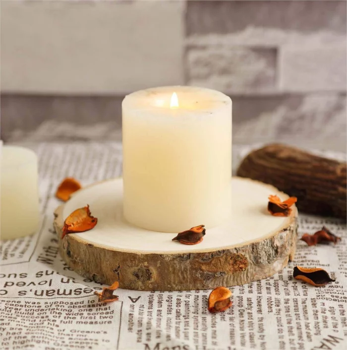 Raumdeko aus Baumscheiben – ein Untersetzer aus Holz und eine Kerze darauf
