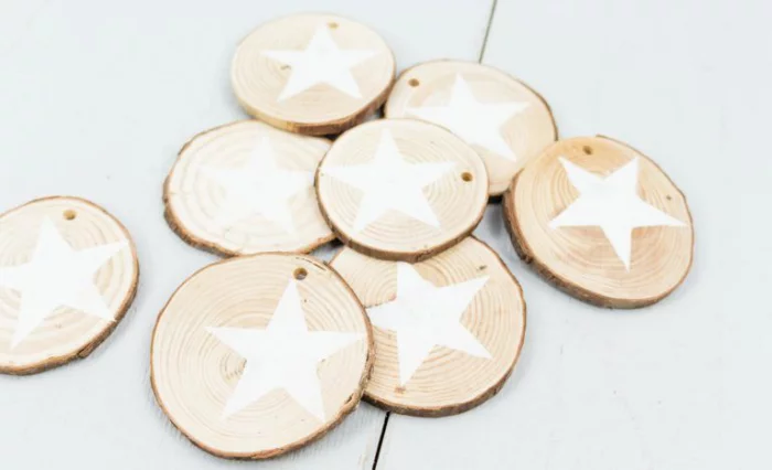 Weihnachtsdeko selber basteln – Sterne auf Holzscheiben