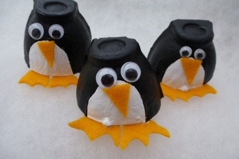 Pinguins aus Eierkartons mit Wackelaugen