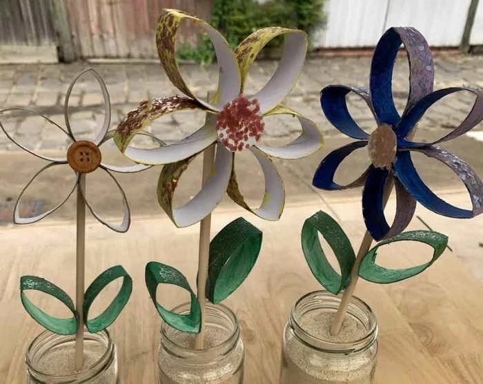 Blumen aus Klopapierrollen basteln mit 4 jährigen