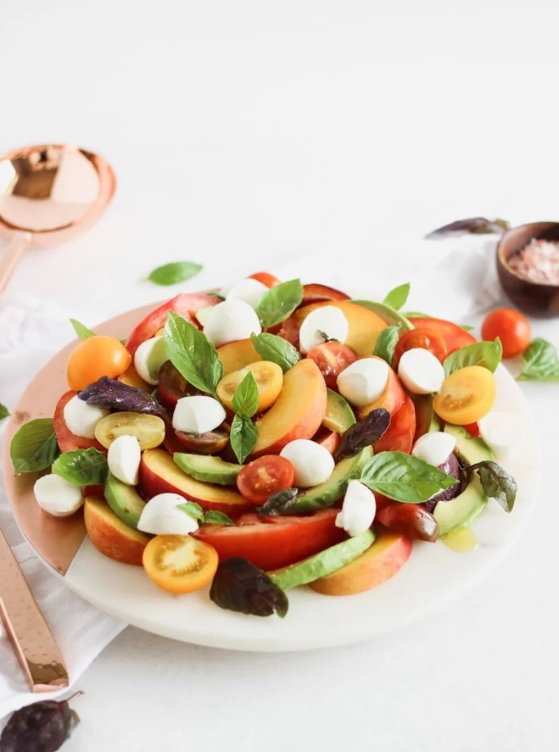 Caprese-Salat mit Avocado und Pfirsich