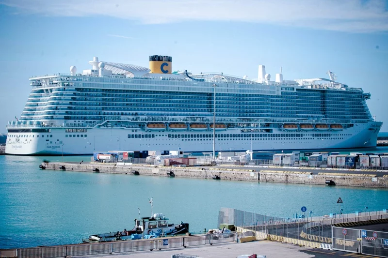 Costa Kreuzfahrt Schiff im Hafen