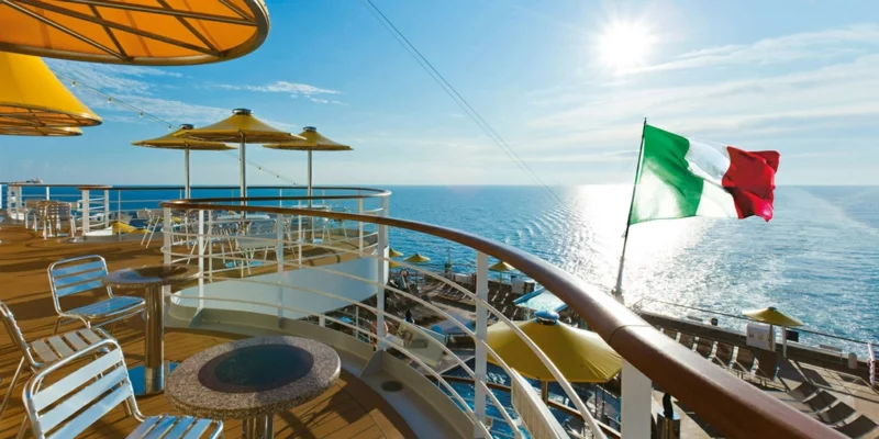 Deck mit Stühlen und Sonnenschirmen auf einem Kreuzfahrtschiff