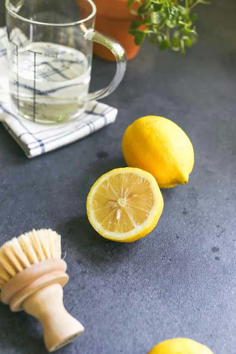 Zitrone als Hausmittel beim Granitspüle Reinigen