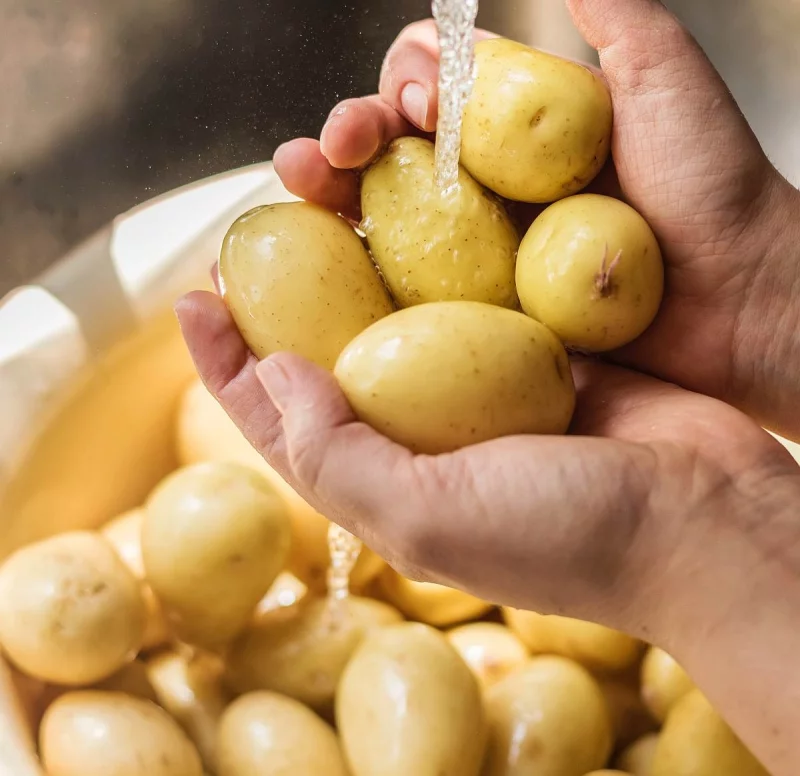 Kartoffeln waschen ohne sie zu pellen