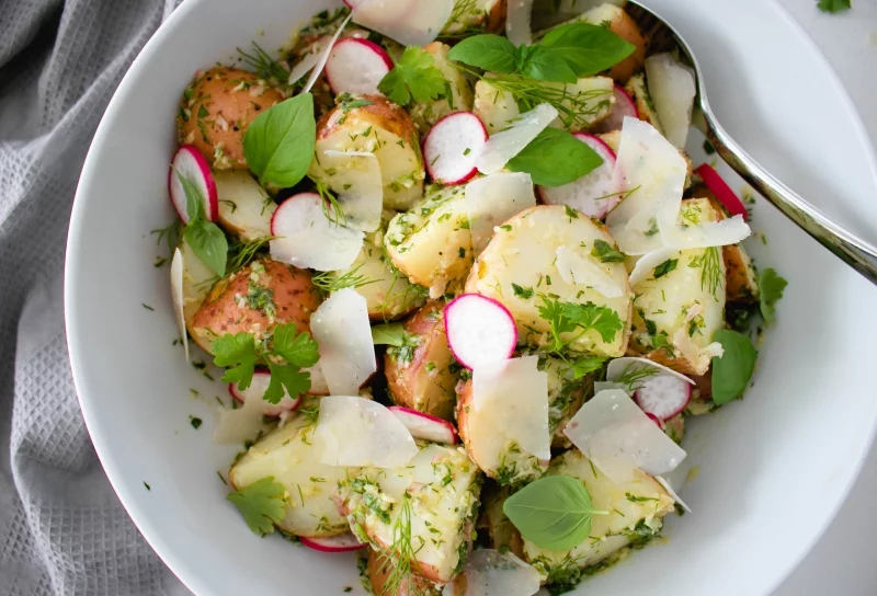 Kartoffelsalat mit Rettich und Kräutern