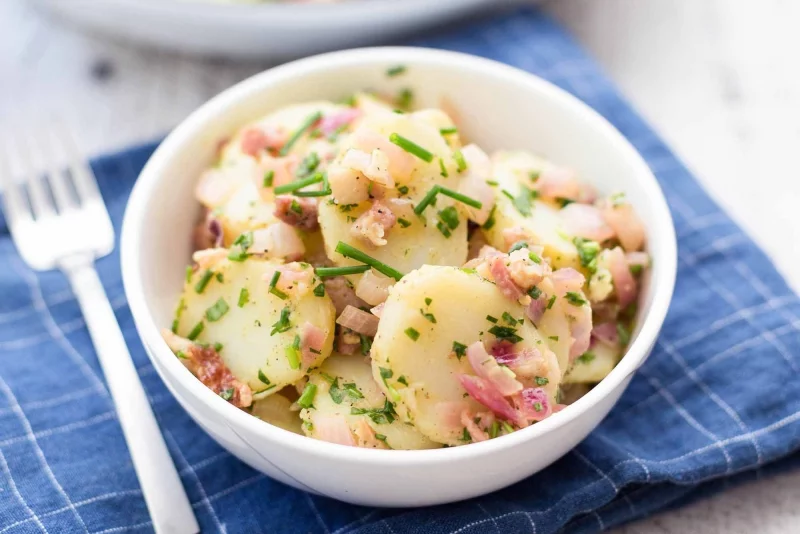 Kartoffelsalat Rezept s- Kartoffelscheiben mit Zwiebel und Speck