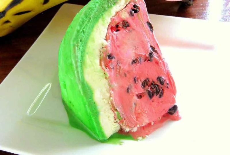 ein Stück Wassermelone Eisbombe 