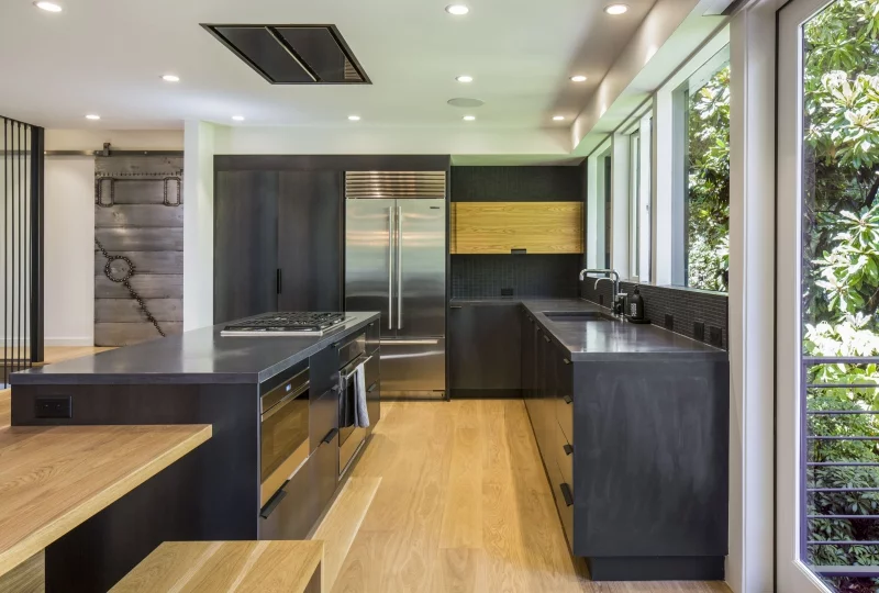 matte Küchenfronten reinigen - dunkle Fronten und Boden in Holzoptik