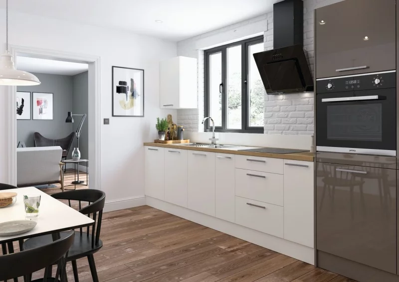 matte Küchenfronten reinigen - weiße Küchenschränke und weiße Ziegelwand