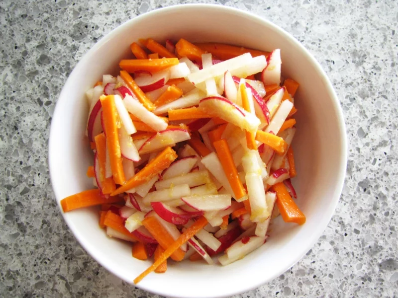schnelles Rettichsalat Rezept mit Karotten 