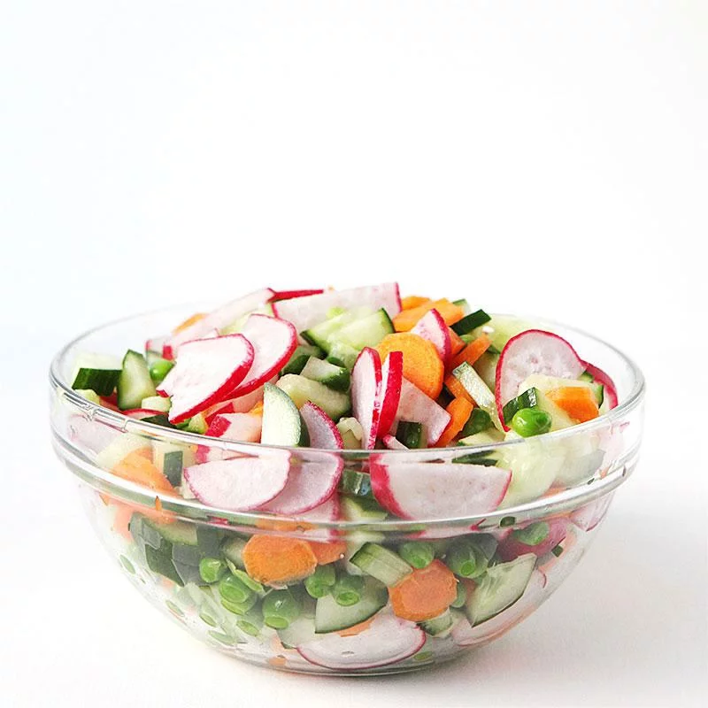 Rettichsalat Rezept für einen bunten Salat mit Gurke, Möhren und Schnittlauch