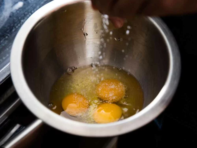 drei rohe Eier trinken aus einer Schüssel