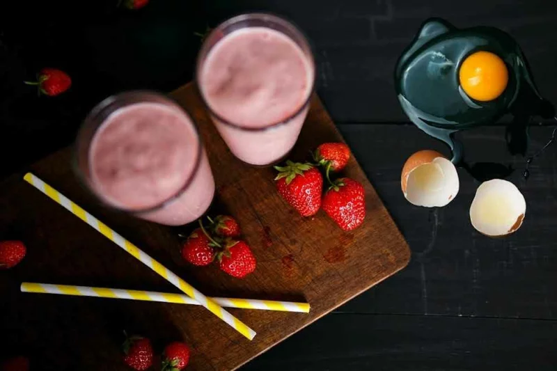 Erdbeer-Shake mit rohem Ei zubereiten 
