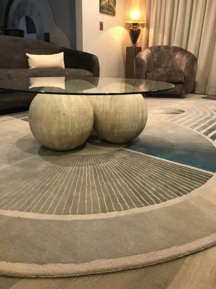  teppiche mit rundem Glastisch