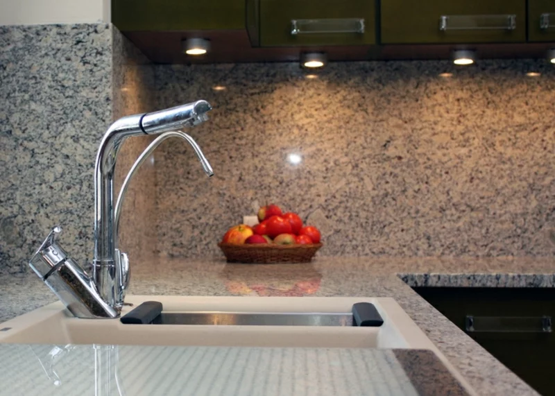 beige saubere Granitspüle in der modernen Küche
