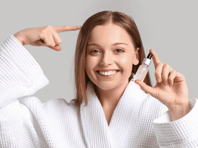junge Frau pflegt Ihre Haare mit Rosmarinwasser 