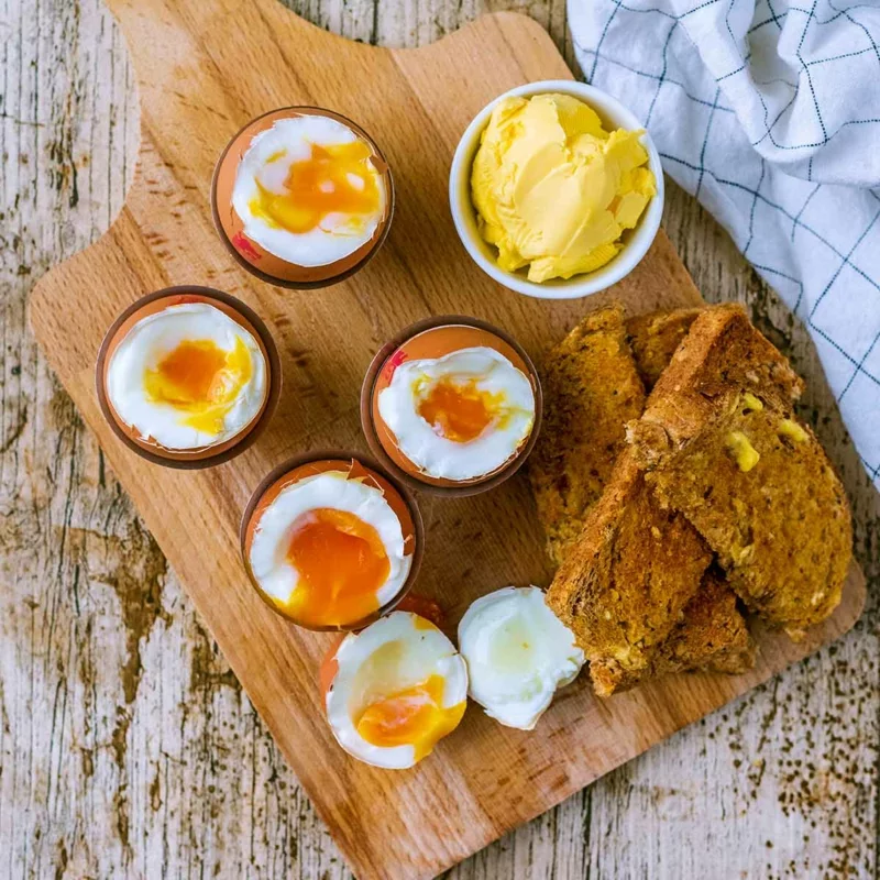 gesundes Frühstück mit weich gekochten Eiern und Vollkornbrot