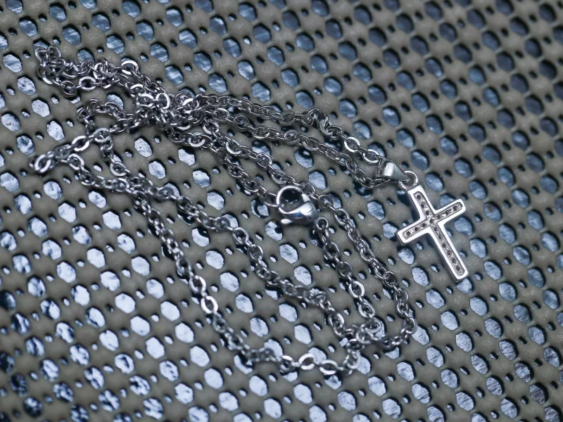 Halskette mit einem Kreuz aus Edelstahl
