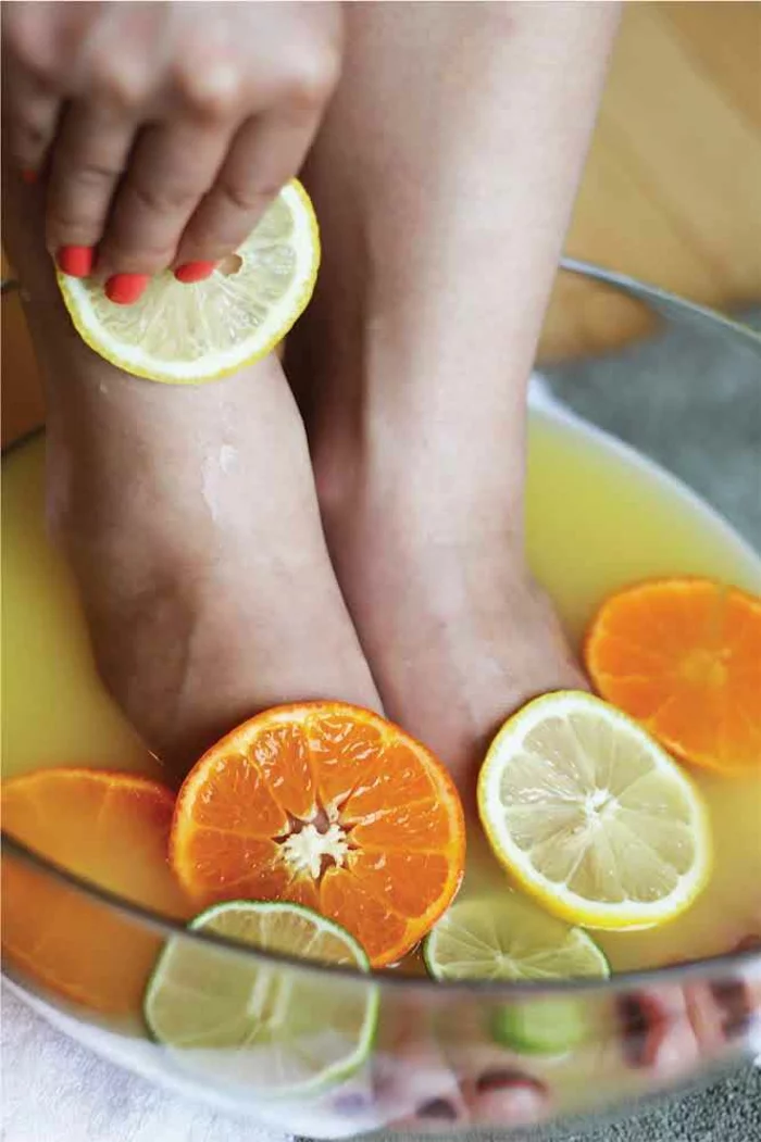 Fußbad mit Zitrone und Orange für rissige Fersen 