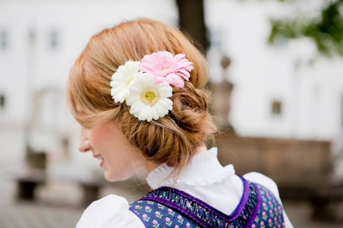 Wiesn Frisur mit Blume