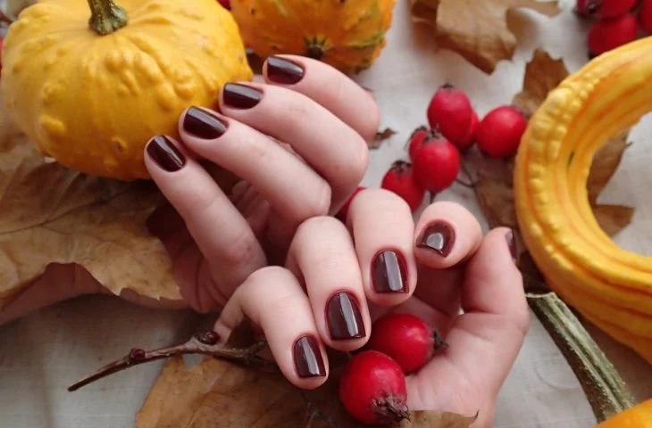 rote Nagellackfarben für den Herbst