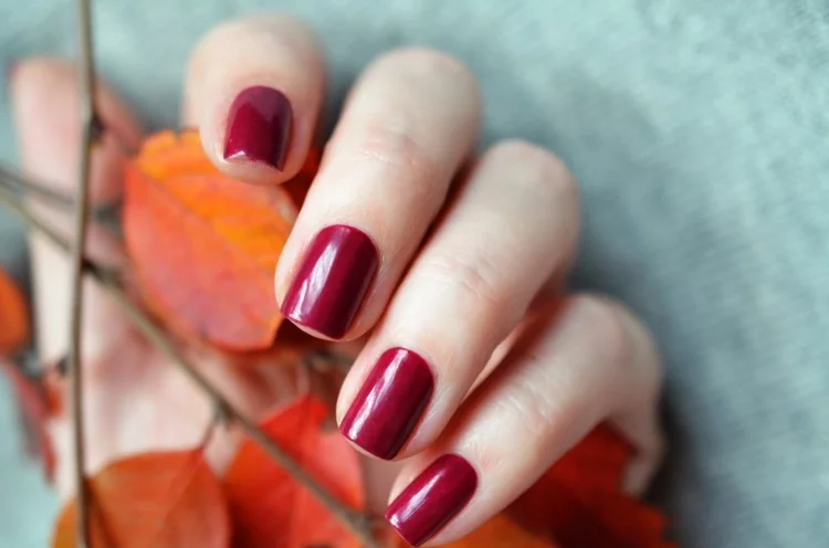 klassische Nagellackfarben für den Herbst - Dunkelrot 