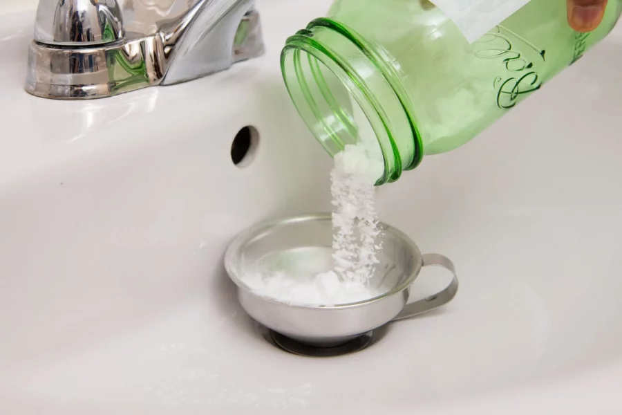 Abfluss stinkt Hausmittel wie Salz Soda Essig und Backpulver helfen 