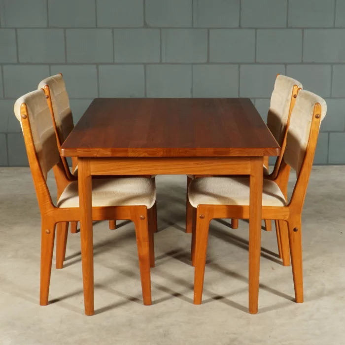 Designermöbel aus zweiter Hand  Esstisch mit vier Stühlen Designklassiker zu Hause
