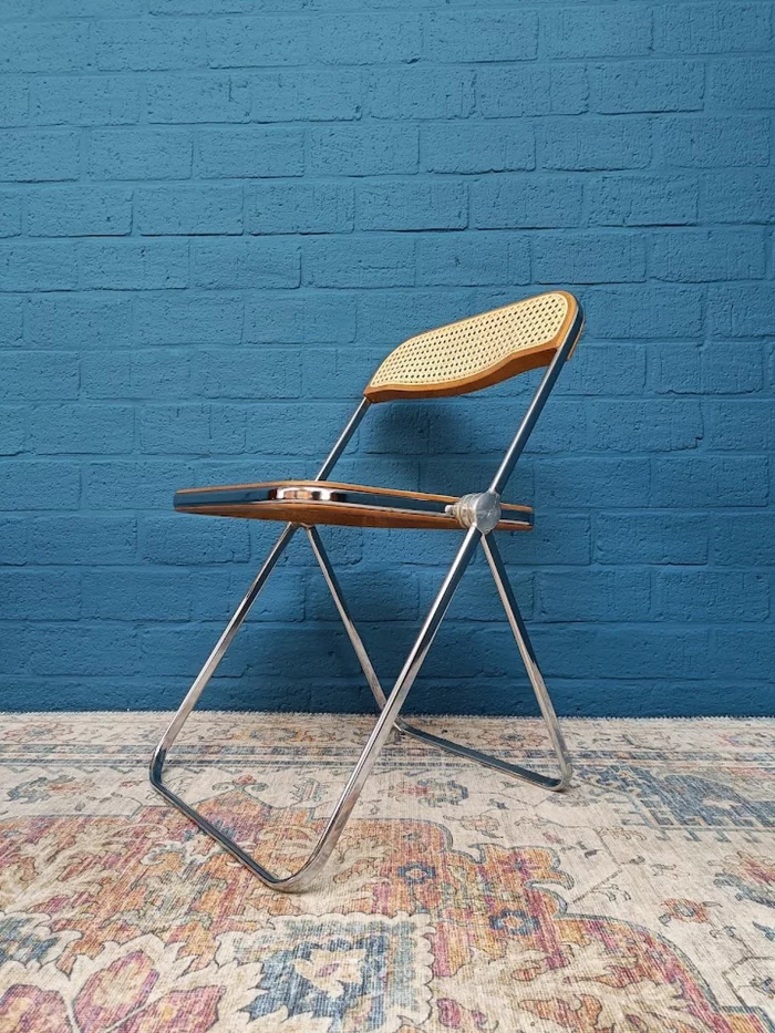 Designermöbel aus zweiter Hand alter Stuhl im besten Zustand