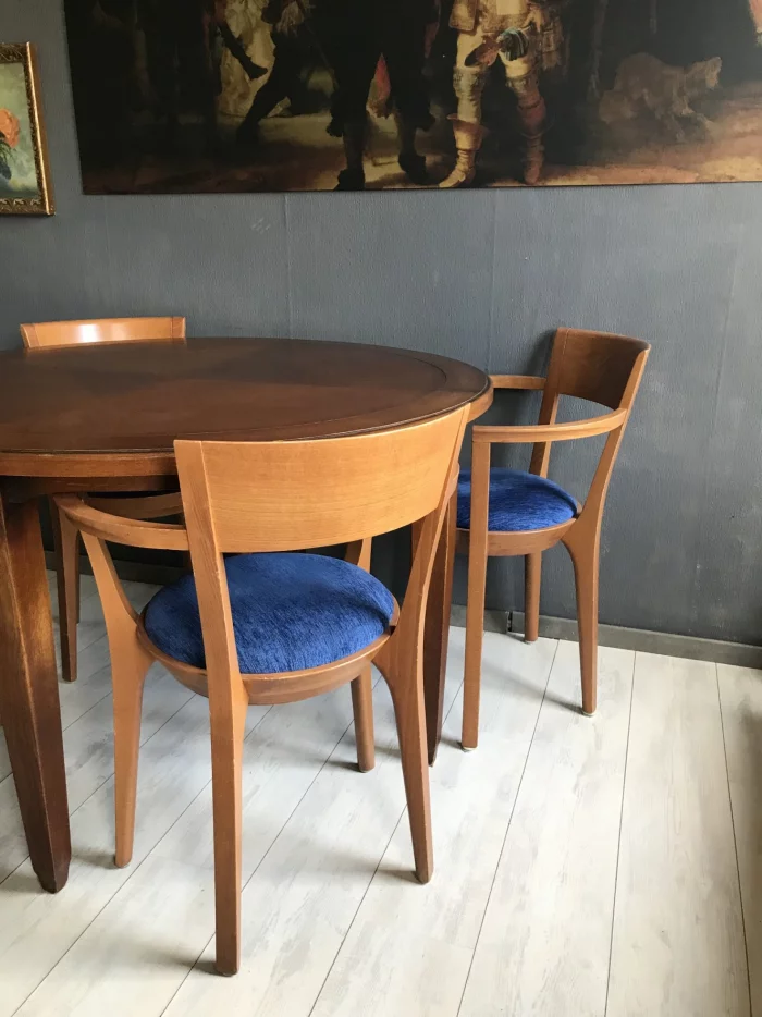 Designermöbel aus zweiter Hand runder Tisch mit gepolsterten Stühlen perfektes Design