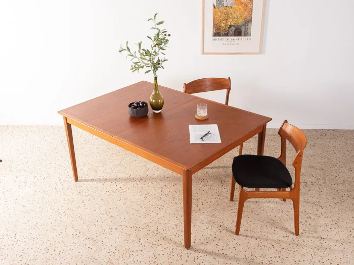 Designermöbel aus zweiter Hand stilvoll und erhaben Tisch mit zwei Stühlen