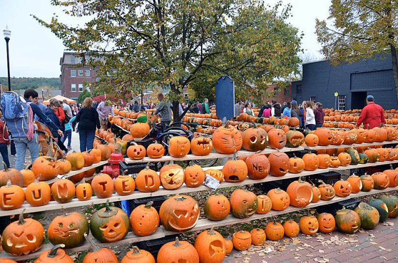Ludwigsburg Pumpkin Festival - ausgeschnitzte Kürbisse werden zum Kauf angeboten