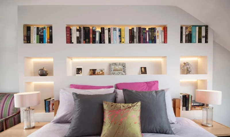 eingebaute Bücherregale gut geordnete Bücher und eingebaute LED-Beleuchtung