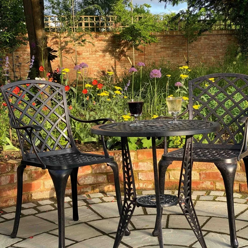 Gartenmöbel aus Aluminium ein Set für zwei Personen für gemütliche Stunden im Freien