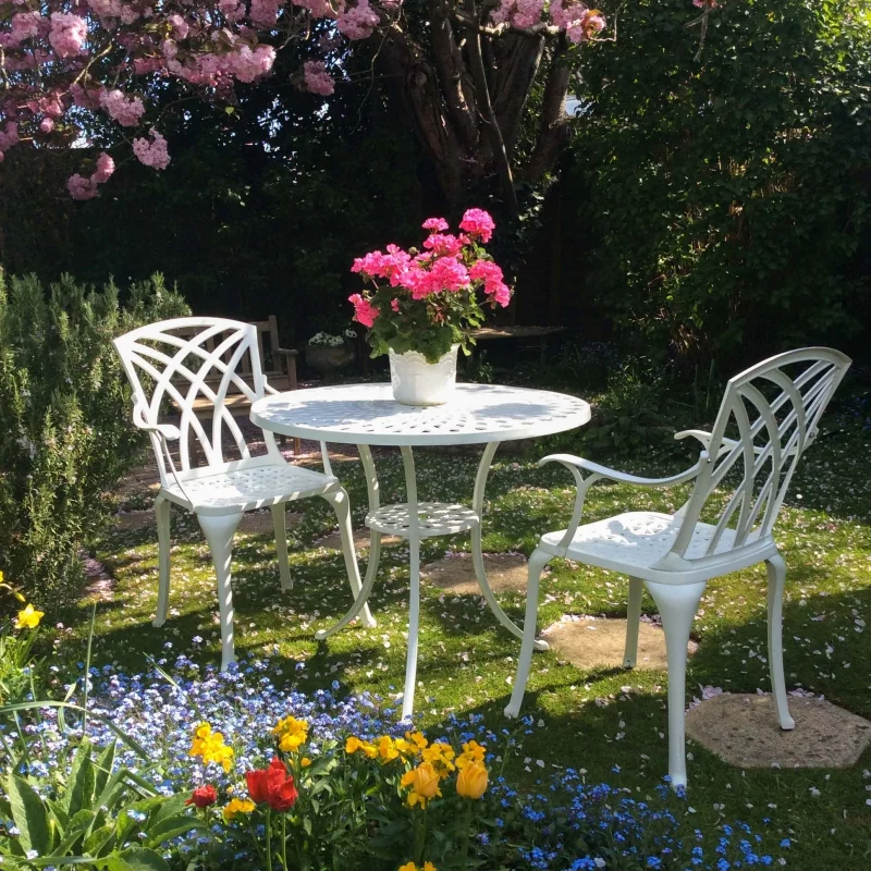 Gartenmöbel aus weißem Aluminium ein Set für zwei Personen