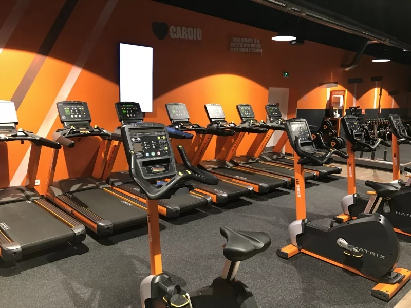 Modernes Fitnessstudio mit neuen Sportgeräten ausgestattet