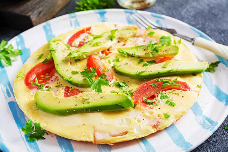 Schnelle Low Carb Rezepte vegetarisches Omelett mit Avocado